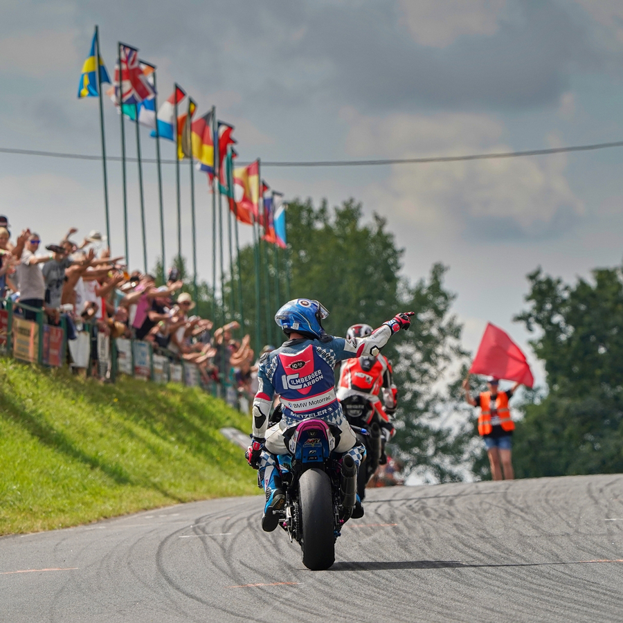 Road Racing: Faszination Geschwindigkeit auf abgesperrten Straßen